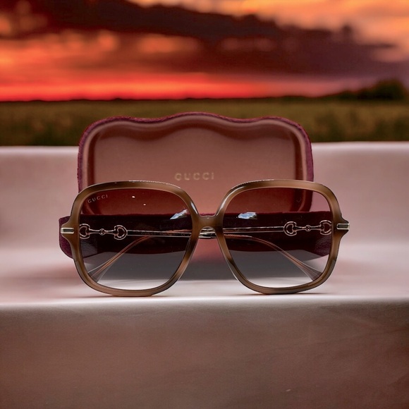 Gucci Women Sunglasses
GG0884SA-003 Havana / Gold / Red
Gradient Lenses - Picture 13 of 15